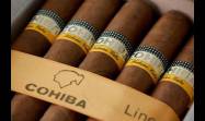 Obtiene Cuba nueva victoria en batalla legal de casi 30 años por Cohiba El veredicto es resultado de una demanda presentada en febrero de 2023 por General Cigar Company —que vende versiones de la famosa marca en Estados Unidos— contra la Empresa Cubana Del Tabaco, conocida como Cubatabaco Cuba obtuvo una nueva victoria en la larga batalla legal de casi 30 años por Cohiba, su marca insignia de tabacos, tras una jueza federal de Estados Unidos fallar a favor de los cubanos, otra vez, reporta PL. El veredicto es resultado de una demanda presentada en febrero de 2023 por General Cigar Company vs. Empresa Cubana Del Tabaco, conocida como Cubatabaco. General intentó revocar una decisión tomada por la Junta de Juicios y Apelaciones de Marcas Registradas (TTAB) en 2022, que resolvió cancelar el registro de la marca Cohiba de General en Estados Unidos. Pero este miércoles, General —que vende versiones de la famosa marca en Estados Unidos—perdió el caso. La jueza Leonie M. Brinkema, del Tribunal de Distrito de los Estados Unidos para el Distrito Este de Virginia, confirmó la decisión de la TTAB hace tres años, un asunto en disputa en las cortes desde la administración de William Clinton (1993-2001). Según la magistrada, Cohiba de Cubatabaco estaba protegida por la Convención Interamericana (CIH), una ley de 1929 que protege las marcas internacionales. Estos tabacos —valorados entre los mejores del mundo— Cuba no puede venderlos legalmente en territorio estadounidense debido al bloqueo económico, comercial y financiero impuesto por Washington al país caribeño hace más de seis décadas. La empresa Cubatabaco, propietaria del nombre Cohiba y de los derechos para comercializarlo internacionalmente, impugnó la legalidad de la marca estadounidense y presentó la primera demanda en enero de 1997, año en que comenzó el litigio. Cubatabaco solicitó la marca Cohiba en septiembre de 1969 y obtuvo el registro el 31 de mayo de 1972. Casi seis años después, el 13 de marzo de 1978, General Cigar hizo similar petición ante la Oficina de Patentes y Marcas de los Estados Unidos, el cual se emitió el 17 de febrero de 1981, señala el documento legal. Uno de los principales argumentos de General Cigar en la demanda fue la afirmación de que Cuba permitió que la marca Cohiba caducara por falta de uso en la década de 1970, una idea que el tribunal rechazó. Un artículo publicado en la revista Forbes en 1977 revela la existencia ya entonces de Cohiba, pero de forma comercial se lanzó en 1982. «Debido a que General Cigar tenía conocimiento del uso de Cohiba por parte de Cubatabaco para los puros en Cuba, el Tribunal determina que la TTAB canceló válidamente el registro de General Cigar en virtud del Artículo 8 del IAC», declaró la conclusión. General tiene una apelación de 2023 pendiente ante la TTAB que aún no se ha resuelto y un comunicado emitido después del fallo expresó que considerará apelar la decisión del 7 de mayo.  Cohiba, creada en 1966, fue la primera marca de habanos nacida después del triunfo de la Revolución cubana en 1959. Su nombre, que hace referencia a un instrumento utilizado por los aborígenes de la isla para encender hojas de tabaco, es sinónimo de excelencia