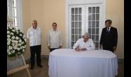 Firma Díaz-Canel el Libro de Condolencias por la muerte del compañero Tran Duc Luong