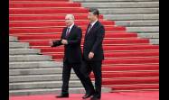 Xi Jinping y Vladímir Putin caminan juntos por la alfombra roja