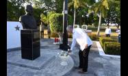 Presidente cubano encabeza ceremonia militar por aniversario 80 de la victoria sobre el fascismo