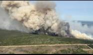 El humo se eleva desde un incendio forestal