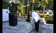 El Presidente de la República depositó rosas blancas ante la escultura que recuerda al general de ejército Issá Aleksándrovich Plíyev.