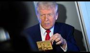 Trump presentó un prototipo de «visa de oro» (o golden card), con su imagen estampada