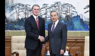 El canciller chino, Wang Yi, y el embajador de Estados Unidos en China, David Perdue