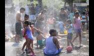 Transeúntes se refrescan bajo las fuentes del área recreativa Madrid Río