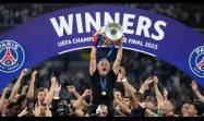 Luis Enrique celebra la consecución de la UEFA Champions League cargado por sus jugadores.