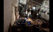 Palestinos inspeccionan la tienda de campaña donde fueron asesinados los periodistas
