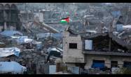 Una bandera palestina ondea entre las ruinas de edificios en el norte de Gaza