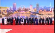 El presidente Xi Jinping y su esposa Peng Liyuan con mandatarios participantes en la cumbre de la CSO