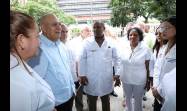 El dirigente partidista recorrió el hospital Salvador Allende y el Centro de Diagnóstico Integral Amelia Blanco, operado en su mayoría por cubanos.