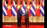 Estebban Lazo y su homólogo vietnamita Tran Thanh Man