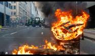 Barril ardiendo mientras agricultores europeos bloquean una carretera con sus tractores durante una protesta frente al Parlamento Europeo. Bruselas, 18 de diciembre de 2025.