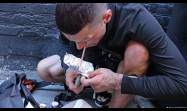 Un homeless consume droga en una calle de Seattle