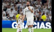 Dani Carvajal, acompañado de sus hijas pequeñas, se dirige por última vez a la afición del Real Madrid.