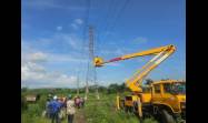 Brigadas de linieros de las provincias Santiago de Cuba y Guantánamo trabajan en el municipio San Luis, en la reparación de las líneas de 110 kV que garantizan el suministro eléctrico hacia la provincia guantanamera.