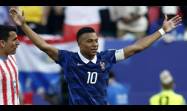 Desde el punto penal Kylian Mbappé empató a Lionel Messi en la cima de la bota de oro del torneo.