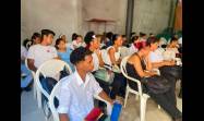 Comunidad y jóvenes del proyecto escuchan los testimonios sobre rehabilitación en Voces de vida.