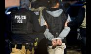 Agentes del Servicio de Inmigración y Control de Aduanas detienen a un hombre tras una redada en un complejo de apartamentos en Denver, Colorado.