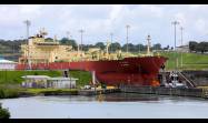 El buque de bandera surcoreana SK Gas LTD cruza el Canal de Panamá