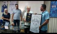 La entrega ocurrió justo al cierre del espacio Encuentro con, donde la periodista Magda Resik Aguirre dialogó con el destacado intelectual desde el Salón de Mayo del Pabellón Cuba.