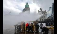 Represión en Argentina: infiltrados, hidrantes y gases contra la quinta Marcha Universitaria
