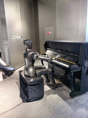 En la primera graduación de la Escuela de Robótica de China, sobresalió un robot pianista que hoy realiza espectáculos musicales en Corea del Sur. 