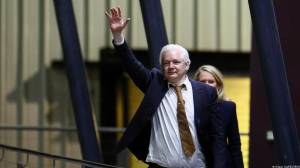 Julian Assange saluda a su llegada a Camberra como hombre libre