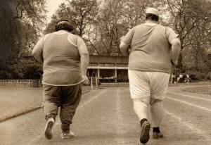 La actividad física simple, como caminar, es importante para controlar el peso