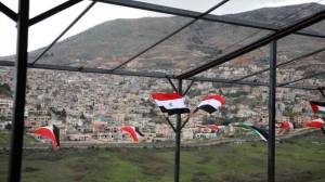 Banderas de Siria y Palestina en la ciudad siria de Ain Al-Tineh, al otro lado de altos del Golán