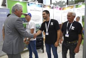 Durante el recorrido por la 1ra. Feria de Innovación para el Desarrollo Sostenible, el Presidente intercambió con representantes de las provincias, empresas, centros de investigación y organismos