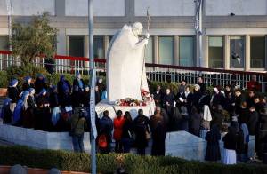 Fieles rezan por la salud del papa Francisco