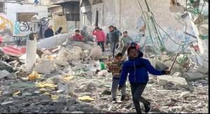 Equipos de rescate palestinos trabajan entre los escombros de un edificio destruido por bombardeos israelíes en Khan Yunis, al sur de la Franja de Gaza.