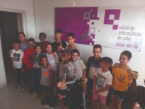 IMPULSAR la cultura digital de nuestros ciudadanos es uno de los objetivos de la Unión de Informáticos de Cuba (UIC), organización de la sociedad civil cubana que estará celebrando su conferencia nacional los días 17 y 18 de junio próximos en el Palacio de Convenciones de La Habana. Para lograr tal empeño, las delegaciones de base de la UIC en todos los niveles, desde la base hasta la presidencia, promueven diversas iniciativas que abarcan no solo a sus miembros, sino a numerosos segmentos poblacionales, en aras de coadyuvar con el proceso de transformación digital que impulsa el país.  Es así como en Pinar del Río, por ejemplo, tienen concebidos diferentes espacios, como cursos de capacitación para miembros, Viernes TIC para los ciudadanos, Abuelitos TIC para los adultos mayores, y círculos de interés, talleres y cursos para niños, niñas, adolescentes y jóvenes, según explicó a Juventud Rebelde la presidenta provincial de la UIC en Vueltabajo, Mayté Medina López. Entretanto, en Camagüey las acciones se enfocan en dos frentes: los miembros de la organización y los ciudadanos. Con estos últimos, se han abierto también espacios más focalizados, como los nuevos actores económicos y organizaciones sociales, comentó Reynaldo Alonso Reyes, presidente de la UIC en territorio agramontino. diversos TEMAS Muchos son los temas de interés para la población y los miembros de la UIC. Comercio electrónico, bancarización, las aplicaciones cubanas más usadas como Ticket, Viajando, toDus, Enzona, Transfermóvil, entre otras; ciberseguridad, inteligencia artificial y, en los últimos días, los nuevos ajustes tras las medidas comerciales de Etecsa. Las experiencias que implementa la UIC son variadas, y se adaptan a las necesidades de cada territorio. Alonso Reyes detalló que en el caso de la atención a los miembros de la organización cuentan con un centro de capacitación y se realiza un proceso de identificación desde el desarrollo territorial en Camagüey, sobre todo en el municipio cabecera, de cuáles son las demandas de las entidades y de los miembros de la UIC en estas, para a partir de ahí brindar los cursos necesarios. Es un tema, agregó, que se trabaja con la dirección nacional de la UIC y la de posgrado de la Universidad de Camagüey, «con los cuales tenemos acuerdo de cooperación», y con el centro de desarrollo territorial de esa casa de altos estudios. La UIC cuenta con un centro de formación, con cursos que se preparan a partir de las necesidades de capacitación manifestadas por los miembros, agregó Medina López.  «En el caso de las capacitaciones a ciudadanos y adultos mayores, se proponen temas acordes con la situación actual en el territorio y también a solicitud de los participantes. Por ejemplo, se han realizado acciones de capacitación sobre comercio electrónico y las pasarelas de pago a raíz del proceso se bancarización.  También, cuando se estableció la distribución de combustible por la aplicación Ticket, se realizaron encuentros sobre este tema. Recientemente con las medidas tomadas por Etecsa, hemos tenido sesiones para explicar detalles como la compra de paquetes, instalación de toDus, conectividad, ahorro de datos, entre otros». Los terceros viernes de cada mes la UIC tiene diseñado un encuentro presencial. Nombrado Viernes TIC, en este se tratan temas de interés ciudadano relacionados con las nuevas tecnologías. Asimismo, las capacitaciones a los adultos mayores son constantes, pues además de los encuentros presenciales cuentan con un grupo en WhatsApp para atender dudas y proporcionarles información útil, comentó la Presidenta de la organización en Pinar del Río. «Las actividades para niños, niñas, adolescentes y jóvenes se realizan principalmente en semanas de receso escolar o vacaciones», acotó. BUSCAR ALTERNATIVAS El impacto por la situación energética del país no ha sido impedimento para que desde la UIC se busquen opciones para los procesos de formación. Así lo atestiguó Alonso Reyes, quien explicó que se han generado alternativas a partir de la realización de charlas, conferencias y talleres con los miembros, para promover la interacción directa. Al mismo tiempo, se desarrollan otras acciones híbridas con cursos a distancia «utilizando los recursos de la organización, como la plataforma Moodle», indicó. «En la plataforma Moodle estamos desarrollando una acción conjunta, con la Universidad de Camagüey, de preparación de diferentes personas para trabajar en la modalidad de educación a distancia con los recursos de esta». En el caso camagüeyano, en esos espacios se ha trabajado mucho el tema de la inteligencia artificial, la ciberseguridad y la seguridad informática. Esta provincia creó el nodo especializado de inteligencia artificial dentro del ecosistema co-Lab, que ya integra a varios actores locales, lo cual ha favorecido la generación de contenidos para las personas interesadas. Al mismo tiempo, en la Universidad de Camagüey se desarrolla la 16ta. edición de la maestría en Informática aplicada, calificada por Alonso Reyes como de excelencia, de la cual forman parte una treintena de miembros de la UIC. En cuanto a alianzas con otras instituciones, la organización trabaja incansablemente. En Pinar del Río, la UIC realiza todos los años en noviembre el Taller Provincial de Ciberseguridad, con apoyo del Gobierno provincial, empresas como Xetid y la Oficina Territorial de Control. En este espacio se abordan auntos sobre ciberseguridad, protección de datos personales, entre otros afines al tema, subrayó Mayté Medina López. «De igual modo en las ferias de bancarización y ferias tecnológicas realizadas para la población hemos tenido el apoyo del Gobierno y de diversas entidades que nos han acompañado, como la banca, Xetid, Joven Club, Etecsa, entre otros, y siempre que se realizan actividades en los territorios, participan las delegaciones de la Unión de Informáticos en los municipios. Una de las más activas es la de Consolación del Sur, con su movimiento de Promotores TIC, liderado por el profesor Yusniel Valdés», aseguró Medina López. En Vueltabajo también se emprenden otras acciones de profundo humanismo e inclusión. «Realizamos capacitaciones personalizadas, a miembros de la ANCI, específicamente a personas ciegas, a través de WhatsApp. Explicamos los procedimientos y aclaramos dudas mediante audios. Así ellos no se tienen que desplazar y pueden, desde la comodidad de su hogar, acceder a una capacitación». Y, por supuesto, en tiempos de esta era de la información, cada delegación provincial de la UIC cuenta con perfiles en redes sociales siempre activos y dispuestos a atender a sus miembros y a la ciudadanía, en aras de una transformación digital que una a todos los cubanos.