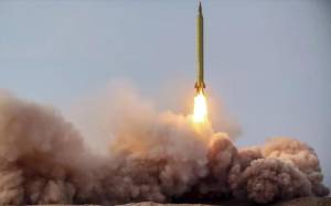 Irán prueba un misil balístico