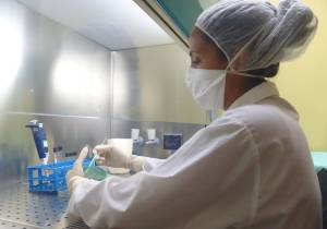 Angélica María Machado Miró lidera el Grupo de Diagnóstico Microbiológico de Biocen, empresa de alta tecnología perteneciente a Biocubafarma.