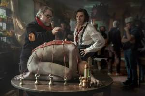 Esta imagen difundida por Netflix muestra al director Guillermo del Toro, a la izquierda, y a Oscar Isaac en el set de Frankenstein.