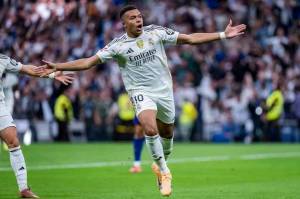 Kylian Mbappe celebra su gol contra el Barcelona en el clásico de la jornada 10 de la Liga Española de Fútbol.