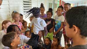 Jóvenes creadores de la AHS se han sumado a las brigadas que llevan su arte a los centros de evacuación en las provincias orientales.