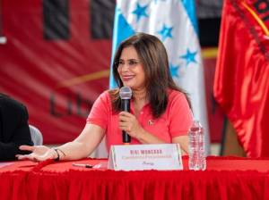 Rixi Moncada lidera las intenciones de voto