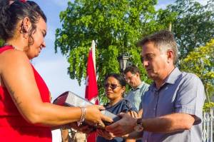 Mario Sabines Lorenzo, primer secretario del Partido en Matanzas, recibe libro de firmas por la Patria