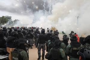 Fuerzas policiacas reprimen a los manifestantes bolivianos que bloquean carreteras en San Julian, junio 2026.