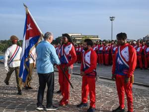El Presidente Miguel Díaz-Canel Bermúdez entregó la bandera que acompañara a la delegación cubana a los 25tos. Juegos Centroamericanos y del Caribe.