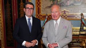 El rey Carlos III de Gran Bretaña posa con el primer ministro entrante, Andy Burnham.