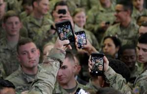 Solo 30 cuentas oficiales del ejercito estadounidense quedaran en las redes sociales. Foto AP