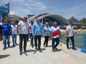 Presidente cubano recorrió instalaciones del círculo social.