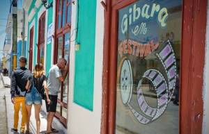 El Festival Internacional de Cine Pobre de Gibara surgió en abril de 2003, creado por el destacado cineasta cubano Humberto Solás como una plataforma para promover la creatividad, la justicia cultural y el cine de bajo presupuesto.