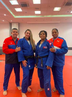 Sheyla y Ariagna (al centro) son las representantes de Cuba en Brasil. Foto: Página en Facebook de Esfaar Cerro Pelado.