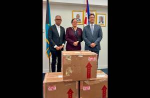 Bahamas dona a Cuba medicamentos para niños con cáncer