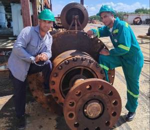 El joven Yenier (con el uniforme verde) y su hermano Enier lograron con su innovación ahorrarle al país una suma importante de divisas.