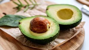 Cada flor de aguacate posee estructuras reproductivas de uno y otro sexo, pero no funcionan de manera simultánea.